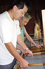 今年のゼミ旅行では「和紙作り」を体験