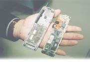 小型・薄型・軽量化が進む携帯電話の内部
